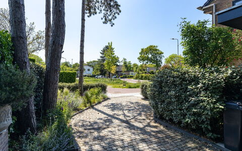 Residence Domburgse Duinen: Arbusto, Giardino, Groundcover, Passerella, Driveway, Landscaping, Flagstone, Woody Impianto, Shade