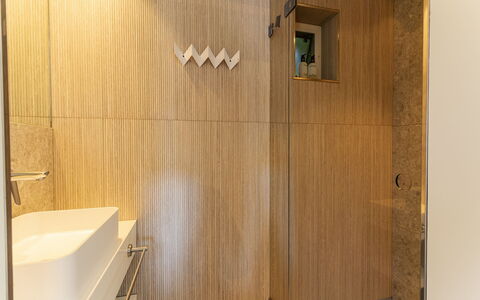 Residence Domburgse Duinen: Pavimentazione, Parete, Legna, Pavimento, Interior Design, Idraulico Fixture, Bagno, Idraulico, Marrone, Illuminazione
