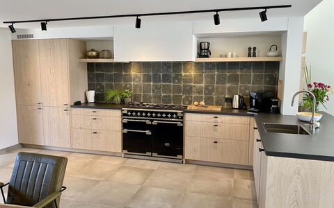 Seascape Wellness Nieuwvliet-Bad: Cucina, Controsoffitto, Elettrodomestico Da Cucina, Cucina Stufa, Elettrodomestico, Cabinetry, Apparecchio Major, Stufa A Gas, Lampada