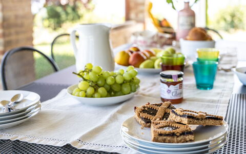 Il Pino Apartment: Cibo, Tavola, Serveware, Tavolo, Bicchieri, Dishware, Mobilia, Ingrediente, Frutta, Piatto