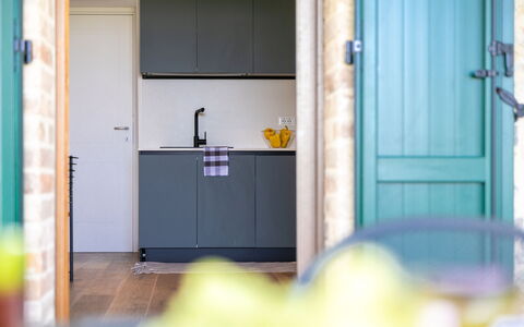 Il Pino Apartment: Legna, Cucina, Interior Design, Pavimentazione, Controsoffitto, Mobilia, Pavimento, Cabinetry, Casa, Elettrodomestico Da Cucina