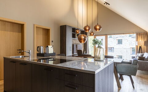 Schruns 600: Interior Design, Cucina, Pavimentazione, Lampada, Controsoffitto, Mobilia, Legna, Soffitto, Pavimento, Illuminazione
