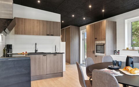Danske - 6.8Km from the Sea: Mobilia, Interior Design, Pavimentazione, Cucina, Controsoffitto, Lampada, Soffitto, Legna, Pavimento, Elettrodomestico Da Cucina