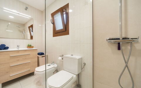 De Vacances: Bagno, Toilet Seat, Idraulico Fixture, Pavimentazione, Gabinetto, Pavimento, Interior Design, Lavandino Del Bagno, Lavello, Mobiletto Del Bagno