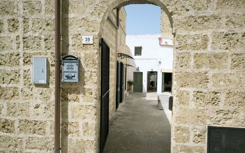Morciano di Leuca 1: Parete, Architettura, Materiale Composito, Porta, Calcestruzzo, Brick, Muratura, Muro ​​Di Pietra, Vicolo