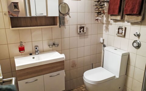 Ruhrtalblick: Toilet Seat, Bagno, Gabinetto, Idraulico Fixture, Lavandino Del Bagno, Lavello, Interior Design, Pavimentazione, Pavimento, Mobiletto Del Bagno