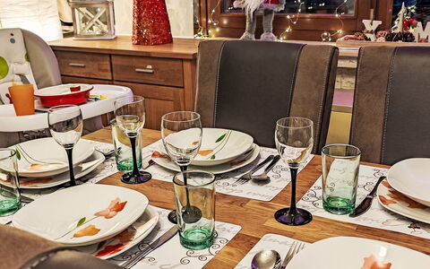Ruhrtalblick: Tavola, Mobilia, Tavolo, Dishware, Serveware, Tovaglia, Piatto, Sala Da Pranzo, Bicchieri, Sedia