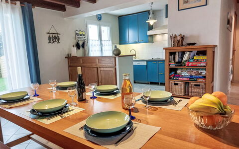 Charme de la Grande Bosse: Mobilia, Interior Design, Tavolo, Tavola, Legna, Cucina & Sala Da Pranzo Tavolo, Sedia, Pavimentazione, Sala Da Pranzo, Camera