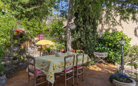 L Angelus: Mobilia, Sedia, Tavolo, Vaso Di Fiori, Mobili Da Esterno, Arbusto, Giardino, Tavolo Esterno, Backyard