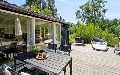 Sylvie - 400M from the Sea: Legna, Mobilia, Casa, Sedia, Mobili Da Esterno, Portico, Porta, Deck, Giardino, Shade