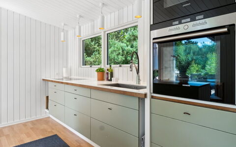 Sylvie - 400M from the Sea: Pavimentazione, Interior Design, Legna, Cucina, Controsoffitto, Elettrodomestico Da Cucina, Pavimento, Cabinetry, Soffitto, Apparecchio Major