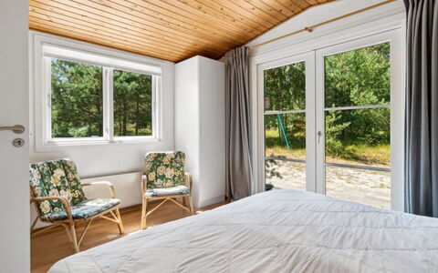 Sylvie - 400M from the Sea: Interior Design, Legna, Mobilia, Pavimentazione, Pavimento, Camera Da Letto, Soffitto, Letto, Casa, Illuminazione