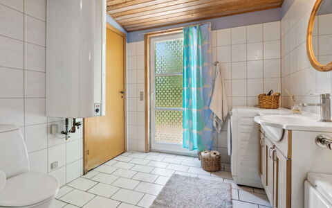 Sylvie - 400M from the Sea: Bagno, Idraulico Fixture, Pavimentazione, Interior Design, Pavimento, Lavello, Lavandino Del Bagno, Rubinetto, Gabinetto, Idraulico