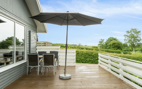 Blomma - 300M from the Sea: Tetto, Casa, Casa, Villetta, Raccordo, Estate, Driveway, Edifici Giardino, Cortile, Capannone