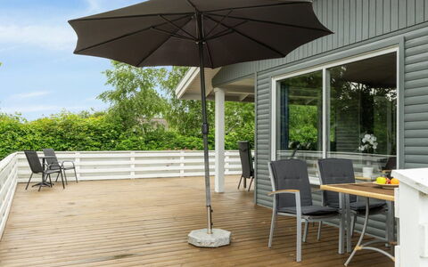 Blomma - 300M from the Sea: Tetto, Casa, Casa, Villetta, Raccordo, Estate, Driveway, Edifici Giardino, Cortile, Capannone