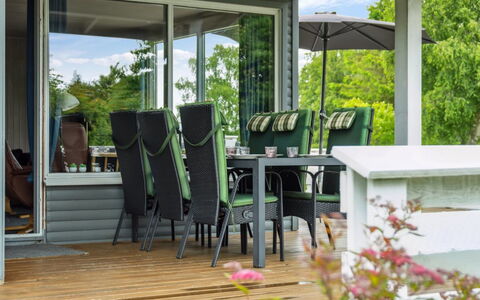 Blomma - 300M from the Sea: Tetto, Casa, Casa, Villetta, Raccordo, Estate, Driveway, Edifici Giardino, Cortile, Capannone
