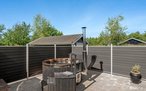 Kuisma - 1.1Km to the Fjord: Materiale Composito, Mobili Da Esterno, Deck, Shade, Struttura Esterna, Cortile, Backyard, Design, Terrazza, Edifici Giardino