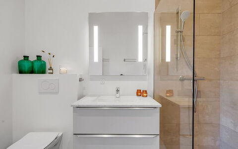 Kjeld - from the Sea: Idraulico Fixture, Pavimentazione, Interior Design, Bagno, Pavimento, Lavandino Del Bagno, Mobiletto Del Bagno, Lavello, Cabinetry, Rubinetto