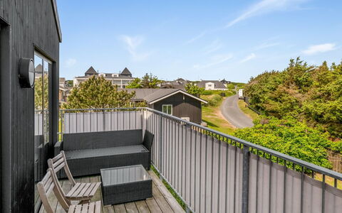 Kjeld - from the Sea: Architettura, Casa, Urban Design, Giardino, Pendenza, Deck, Latifoglie, Balcone, Raccordo, Estate