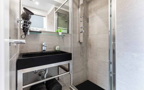 Duomo In 8 Stop: Idraulico Fixture, Bagno, Pavimentazione, Pavimento, Interior Design, Idraulico, Rubinetto, Lavello, Piastrella, Gabinetto