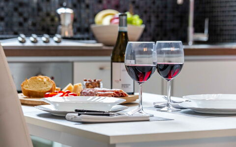 Duomo In 8 Stop: Cibo, Tavola, Serveware, Bicchieri, Dishware, Tavolo, Ingrediente, Frutta, Bicchiere Di Vino, Piatto