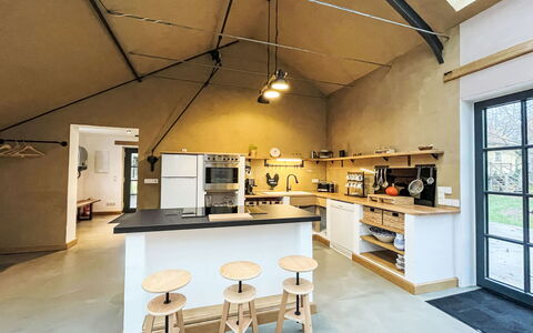Glamping in der Orangerie: Soffitto, Pavimentazione, Interior Design, Cucina, Mobilia, Pavimento, Lampada, Elettrodomestico Da Cucina, Camera, Controsoffitto