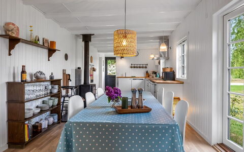 Blomma - 1Km from the Sea: Mobilia, Interior Design, Pavimentazione, Legna, Lampada, Soffitto, Sala Da Pranzo, Pavimento, Sedia, Tavolo
