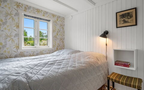 Blomma - 1Km from the Sea: Parete, Legna, Camera Da Letto, Pavimentazione, Pavimento, Interior Design, Letto, Lenzuolo, Soffitto, Bedding