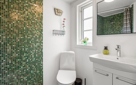 Blomma - 1Km from the Sea: Bagno, Parete, Pavimentazione, Idraulico Fixture, Gabinetto, Pavimento, Interior Design, Toilet Seat, Idraulico, Piastrella