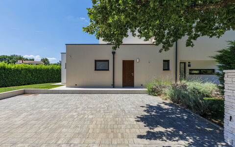 Frani: Zona Residenziale, Casa, Materiale Composito, Driveway, Flagstone, Calcestruzzo, Shade, Giardino, Passerella, Landscaping