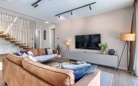 Frani: Interior Design, Pavimentazione, Mobilia, Divano, Legna, Soffitto, Pavimento, Soggiorno, Lampada, Illuminazione