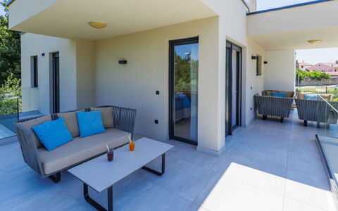 Frani: Urban Design, Materiale Composito, Mobili Da Esterno, Appartamento, Sedia, Shade, Calcestruzzo, Balcone, Piscina, Ricorrere