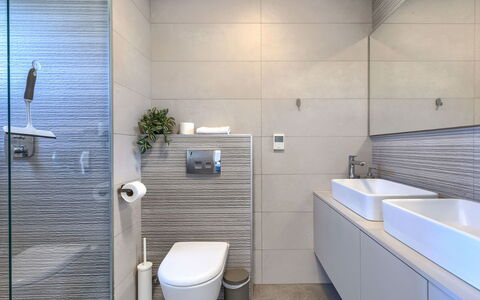Frani: Bagno, Interior Design, Pavimentazione, Idraulico Fixture, Parete, Gabinetto, Pavimento, Toilet Seat, Lavello, Mobiletto Del Bagno