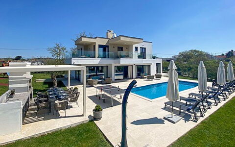 Frani: Arbusto, Zona Residenziale, Portico, Giardino, Balcone, Shade, Mobili Da Esterno, Cortile, Sedia, Landscaping