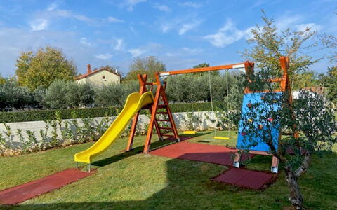 Frani: Arbusto, Zona Residenziale, Portico, Giardino, Balcone, Shade, Mobili Da Esterno, Cortile, Sedia, Landscaping