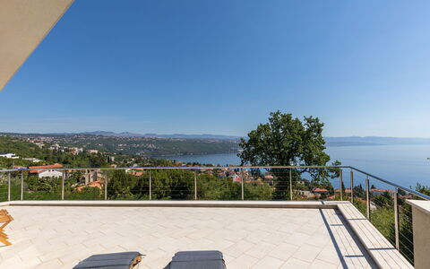 Anna: Arbusto, Zona Residenziale, Portico, Giardino, Balcone, Shade, Mobili Da Esterno, Cortile, Sedia, Landscaping