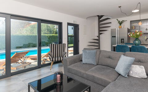 Maja: Arbusto, Zona Residenziale, Portico, Giardino, Balcone, Shade, Mobili Da Esterno, Cortile, Sedia, Landscaping