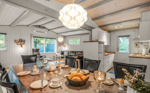 Amaya - 1Km from the Sea: Mobilia, Interior Design, Pavimentazione, Pavimento, Soffitto, Camera, Sedia, Tavolo, Appartamento, Cucina & Sala Da Pranzo Tavolo