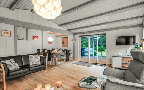Amaya - 1Km from the Sea: Mobilia, Interior Design, Pavimentazione, Pavimento, Soffitto, Camera, Sedia, Tavolo, Appartamento, Cucina & Sala Da Pranzo Tavolo