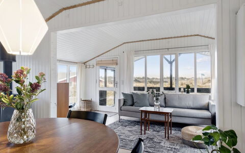 Aarno - 120M from the Sea: Legna, Interior Design, Soffitto, Casa, Mobilia, Pavimento, Soggiorno, Porta, Camera, Divano