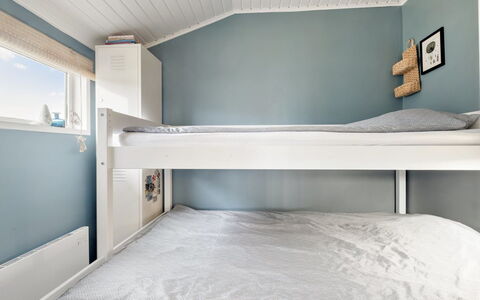 Aarno - 120M from the Sea: Letto, Camera Da Letto, Letto A Castello, Interior Design, Pavimento, Bedding, Lenzuolo, Soffitto, Pavimentazione, Biancheria