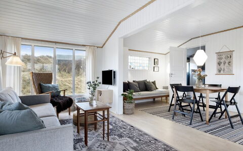 Aarno - 120M from the Sea: Mobilia, Interior Design, Pavimentazione, Legna, Divano, Soffitto, Soggiorno, Pavimento, Casa, Camera