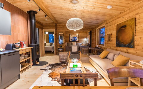 Kelokaltiokylän Maja 22: Legna, Interior Design, Mobilia, Soffitto, Casa, Soggiorno, Pavimentazione, Illuminazione, Pavimento, Log Cabin