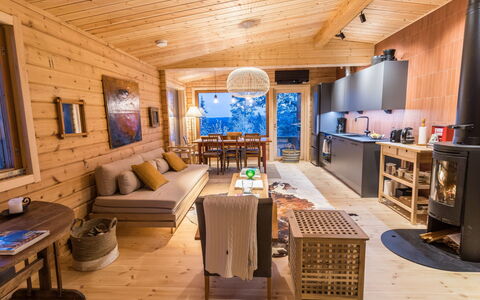 Kelokaltiokylän Maja 22: Mobilia, Interior Design, Pavimentazione, Legna, Pavimento, Soffitto, Pavimento In Legno, Soggiorno, Divano, Camera