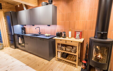 Kelokaltiokylän Maja 22: Pavimentazione, Legna, Elettrodomestico Da Cucina, Cucina, Interior Design, Apparecchio Major, Pavimento, Mobilia, Pavimento In Legno, Controsoffitto