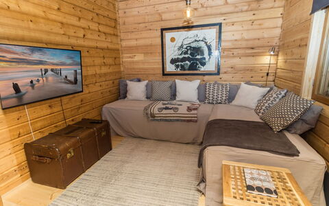 Kelokaltiokylän Maja 22: Mobilia, Pavimentazione, Pavimento, Interior Design, Legna, Divano, Pavimento In Legno, Camera, Soggiorno, Casa