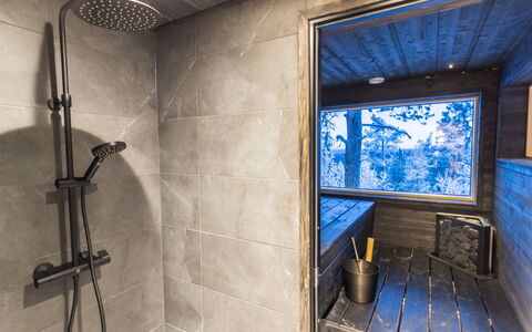 Kelokaltiokylän Maja 22: Pavimentazione, Legna, Pavimento, Interior Design, Soffitto, Idraulico Fixture, Idraulico, Bagno, Piastrella, Latifoglie