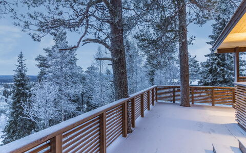 Kelokaltiokylän Maja 22: Legna, Inverno, Congelamento, Neve, Corrimano, Latifoglie, Plank, Deck, Balcone, Illuminazione Diurna