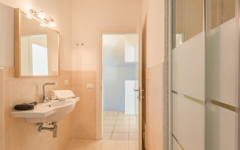 Baia Bianca Apartments Sardinia: Pavimentazione, Pavimento, Interior Design, Legna, Idraulico Fixture, Bagno, Soffitto, Lavandino Del Bagno, Illuminazione, Idraulico