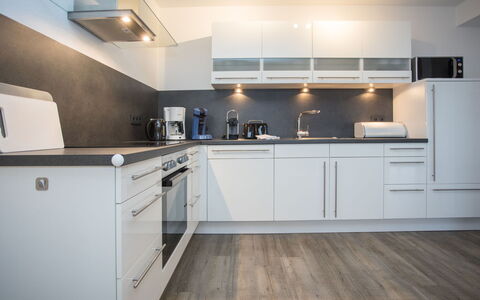 Blick Ins Grüne: Cucina, Controsoffitto, Elettrodomestico Da Cucina, Apparecchio Major, Pavimentazione, Interior Design, Legna, Cabinetry, Pavimento, Soffitto